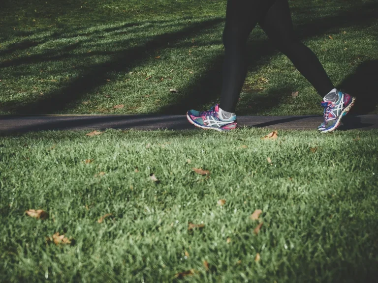 Les bienfaits de la marche rapide pour la santé cardiovasculaire